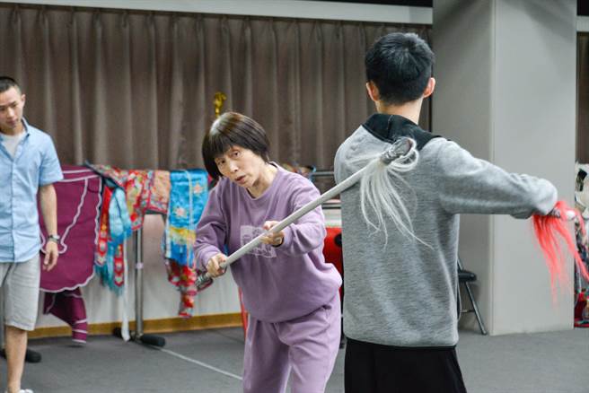 杨莲英（中）一生精研传统京剧艺术，致力投入戏曲教学，培养许多新生代武旦演员。（大稻埕青年团提供／张立勋台北传真）