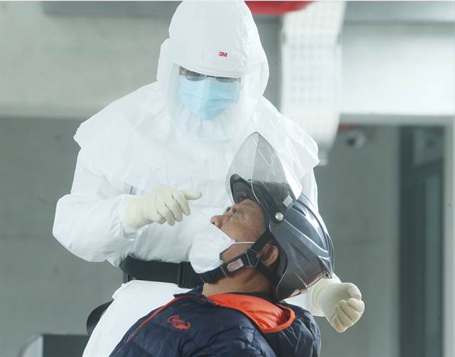 澎湖、金门、连江昨天达成共识，将联合要求中央于台湾本岛机场、港口设置筛检站。图为民眾接受採检的画面。（本报系资料照）