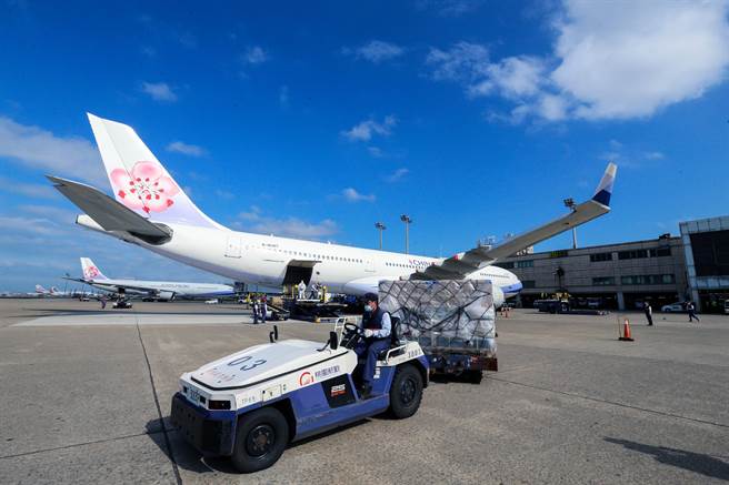 今年首批莫德納疫苗151.21萬劑，於25日下午1時36分運送抵台。（陳麒全攝）