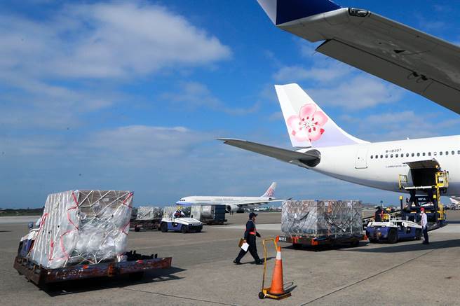 今年首批莫德納疫苗151.21萬劑，於25日下午1時36分運送抵台。（陳麒全攝）