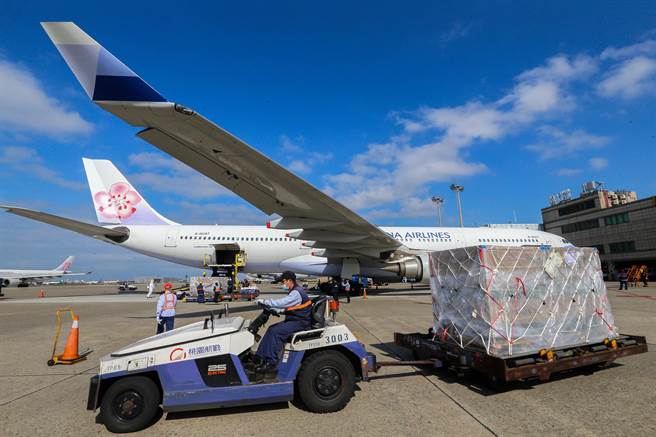 今年首批莫德納疫苗151.21萬劑，於25日下午1時36分運送抵台。（陳麒全攝）