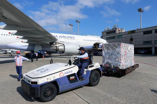 今年首批莫德納疫苗151.21萬劑，於25日下午1時36分運送抵台。（陳麒全攝）