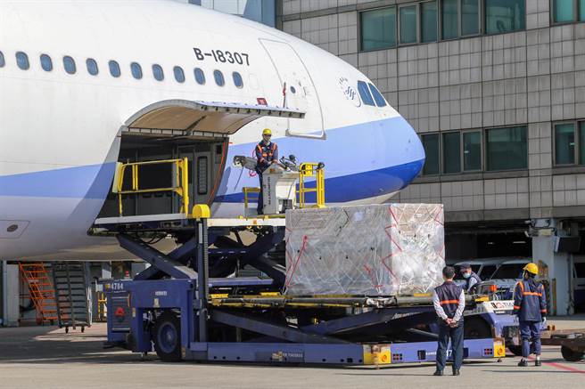 今年首批莫德納疫苗151.21萬劑，於25日下午1時36分運送抵台。（陳麒全攝）