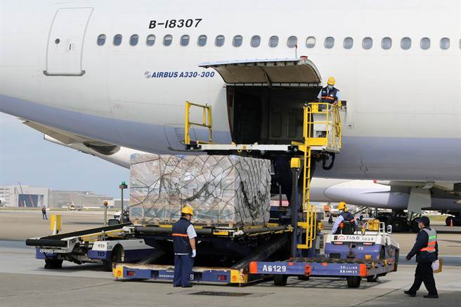 今年首批莫德納疫苗151.21萬劑，於25日下午1時36分運送抵台。（陳麒全攝）