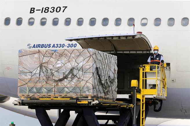 今年首批莫德納疫苗151.21萬劑，於25日下午1時36分運送抵台。（陳麒全攝）