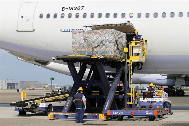 今年首批莫德納疫苗151.21萬劑，於25日下午1時36分運送抵台。（陳麒全攝）