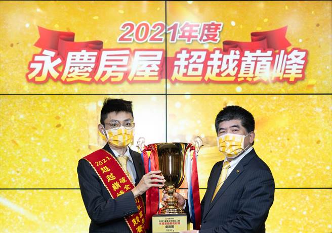 2021年度个人冠军吴政阳，因有永庆房屋一对一的师徒制，创下连续五度夺冠的佳绩。(图/永庆房屋提供)