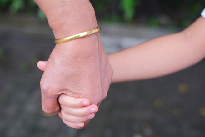 一名婆婆抱怨，自己對媳婦超貼心，媳婦竟因孫子跟她親近而吃醋爆怒。（示意圖，達志影像/shutterstock）