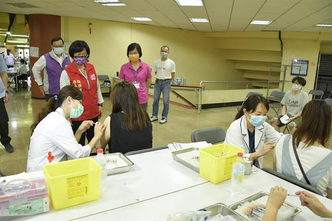 新冠肺炎Omicron變異株本土確診病例增加，促使近日疫苗接種打氣明顯回升，彰化縣平均每天都打到1.5萬劑左右。（資料照）