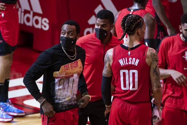 火箭队沃尔(左)本季没有上场机会。（美联社资料照）