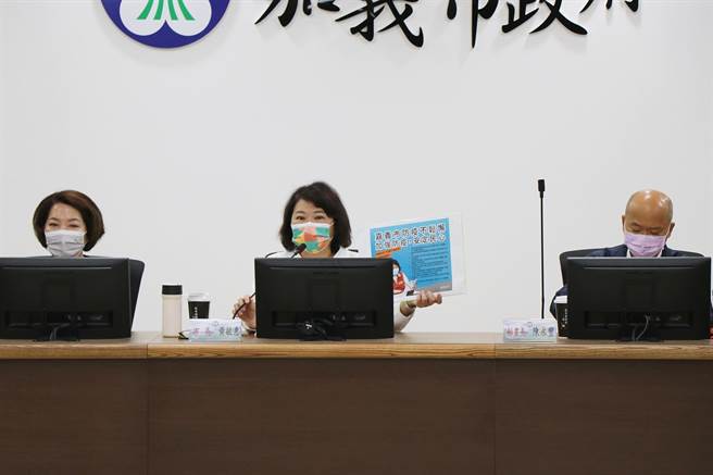 嘉義市長黃敏惠(圖中)在市長市務會議呼籲大家共同做好防疫工作。(嘉義市政府提供)