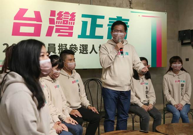 2022年地方公职人员选举即将登场，前交通部长林佳龙（中）带领11位新人组成「台湾正青」连线，拟在基隆市、新北市、宜兰县、台中市及高雄市参加民进党党内初选，25日举行记者会向社会大眾举荐，寻求支持。（王英豪摄）