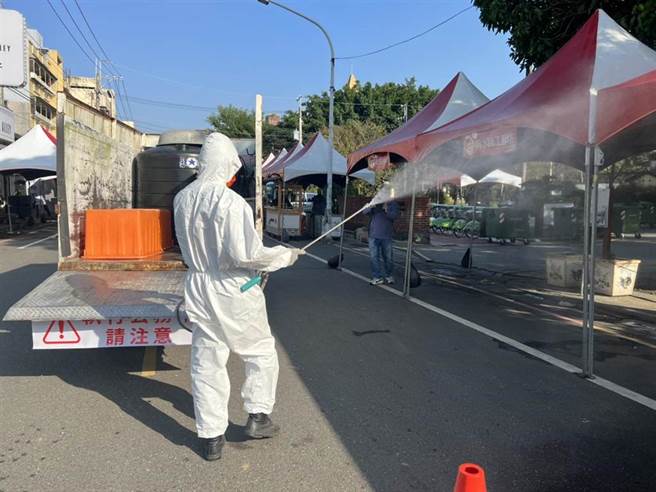 台南新化年货大街摊商今天下午急撤，市府派员到场清消。(台南市政府提供／曹婷婷台南传真)

