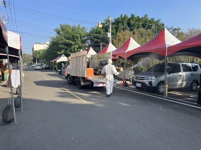 台南新化年货大街摊商今天下午急撤，市府派员到场清消。(台南市政府提供／曹婷婷台南传真)
