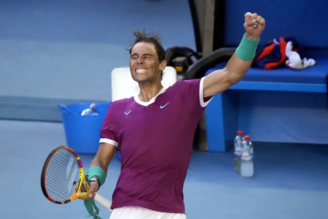 納達爾挺過五盤大戰考驗，晉級到2022年澳網男單4強，賽後開心慶祝。(美聯社)