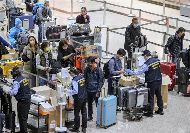 先给外国人来、不放台人返国免隔离，指挥中心指挥官陈时中表示，因为很难有地方比台湾更安全。图为桃园机场入境旅客。(资料照 陈麒全摄)