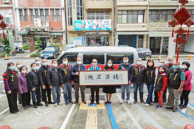 善心人士多淑珍（中）捐赠中华牌得利卡客货车给横山乡公所，乡长张志弘（中左）代表接受并回赠感谢状及纪念品，县议员张良印（中左）及多位代表、村长、理事长见证。（横山乡公所提供／罗浚滨新竹传真）