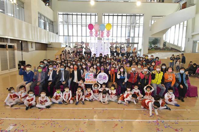 彰化县创办玩具银行，25日并授旗成立玩具特攻队，由专业志工协助正确操作各式教玩具，并协助修復工作。（谢琼云摄）