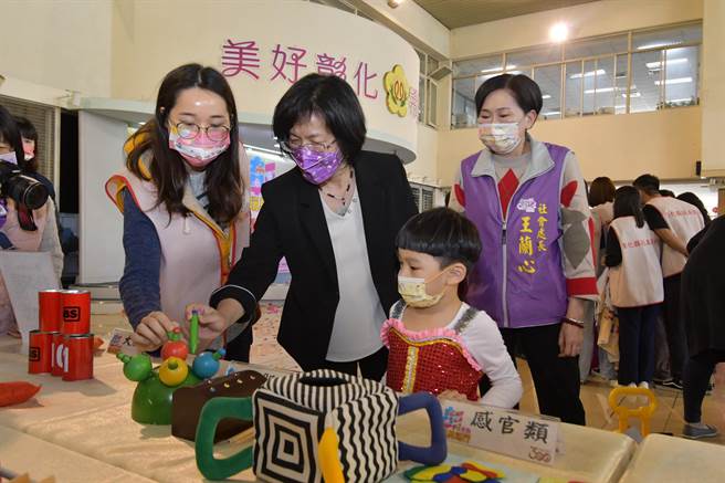 0至6岁幼儿透过玩具教具的操作，可刺激大小肌肉与身心感官认知发展。（谢琼云摄）