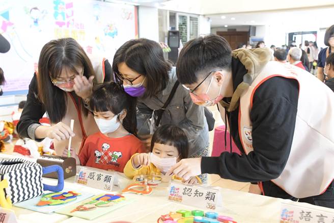 彰化县长王惠美（中）盼透过彰化县玩具银行的成立，延长各类玩具的使用年限、物尽其用，也能让县内更多儿童在游戏中快乐成长。（谢琼云摄）