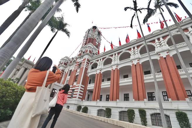 蔡英文總統2016年上任後，總統府網頁改版，但網頁上方以綠色總統府籠罩的展開國旗圖，卻被壓成扁平狀，不符「中華民國國徽國旗法」的國旗配置比例。圖為總統府外觀。（資料照，杜宜諳攝）