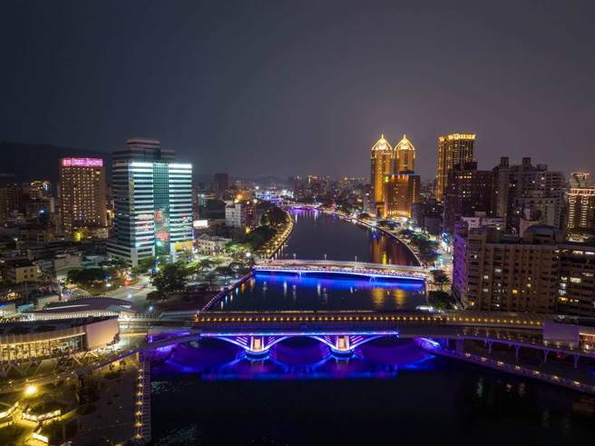 高市府25日再惊喜公布，将以「爱河」为主灯，并推出「爱河之光．由你决色」票选活动。（柯宗纬翻摄）