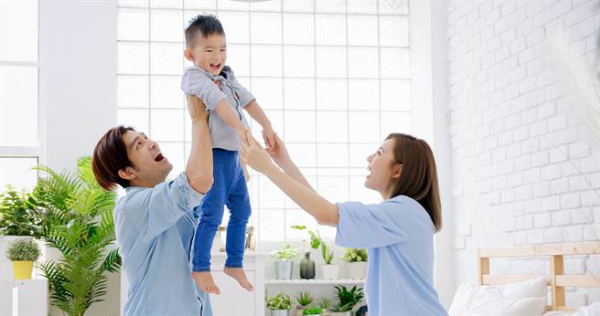 仙人掌、床铺、保险柜、存钱筒不宜放在客厅，垃圾桶不能放客厅正中间，否则将影响家人财运。（示意图／shutterstock）