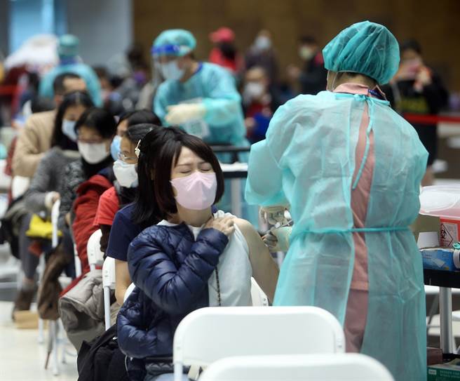 卫福部长陈时中今天表示，接下来要讨论第4剂要不要打、12至17岁有无接种第3剂必要，以及5至11岁儿童是否接种疫苗的问题。（资料照，陈怡诚摄）