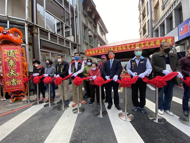 新竹縣新埔鎮中正路517巷拓寬，可供雙向通車，紓解交通堵塞的狀況。（莊旻靜攝）