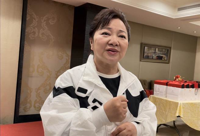 白冰冰为纳豆加油。（林淑娟摄）