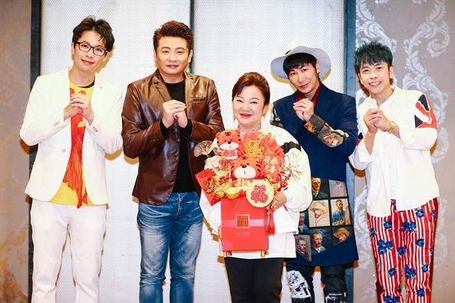 白冰冰率旗下艺人蔡佳麟、东谚、阿文、陈思玮等人一起举行岁末餐叙、提前祝贺新年。（邓博仁摄）