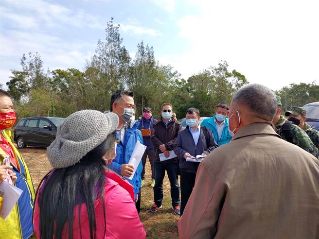 杨镇浯县长今天偕县议员杨永立、金寧乡长杨忠俊等人与军方现场勘查，决议尽快研拟补偿作业，弥补地主数十年来无法耕作的损失。（县府提供）