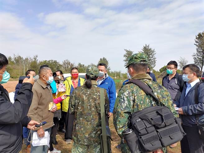 杨镇浯县长今天偕县议员杨永立、金寧乡长杨忠俊等人与军方现场勘查，决议尽快研拟补偿作业，弥补地主数十年来无法耕作的损失。（县府提供）