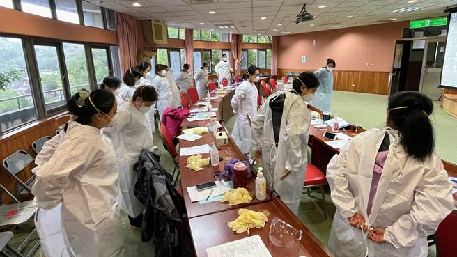 防護裝備穿脫示教演練（台北榮家提供）