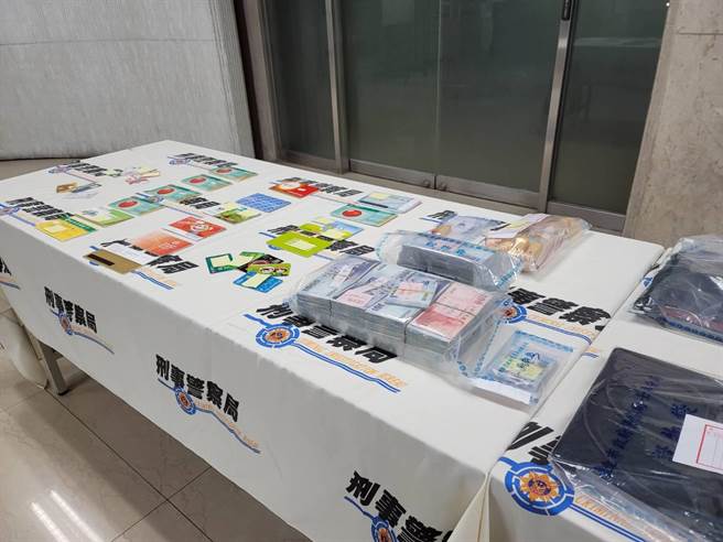 警方查扣211万元赃款、人头金融卡、存折、印章、点钞机、工作机、监视器主机、毒品咖啡包15包等赃证物。(林郁平摄)