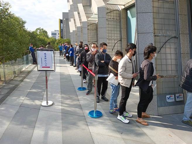 民眾排隊施打疫苗。(台中市政府提供)