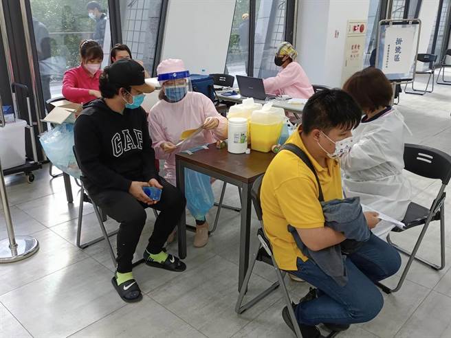 長頸鹿小兒科診所為上銀科技、和和機械、健豪印刷等15家廠商、約220人施打BNT疫苗。（台中市政府提供）