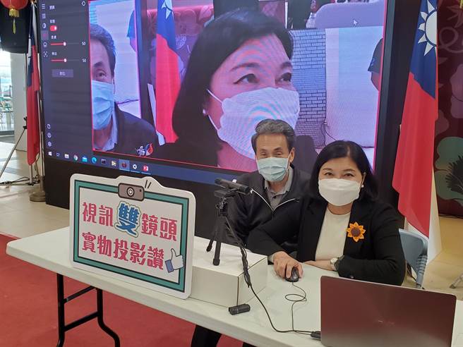 雲林縣府採購3102個高畫質雙鏡頭網路攝影機到貨，縣長張麗善（右）與教育處長邱孝文（左）示範。（周麗蘭攝）