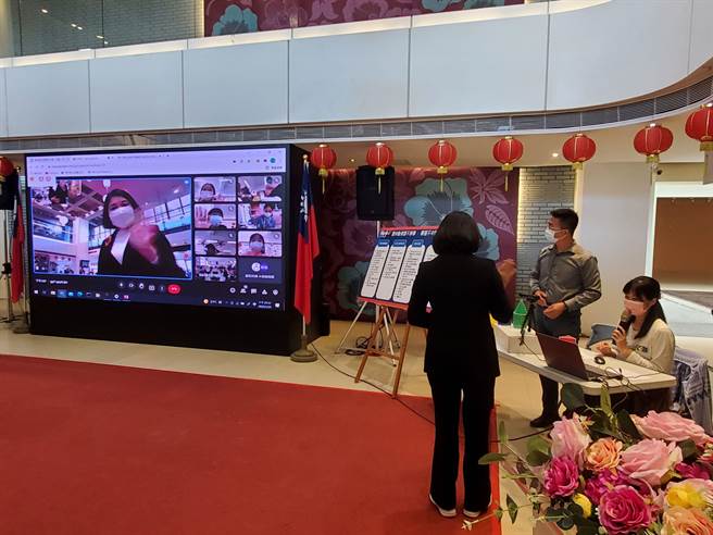 雲林縣長張麗善（背對者）透過高畫質雙鏡頭網路攝影機與示範演練的學生在空中相見。（周麗蘭攝）