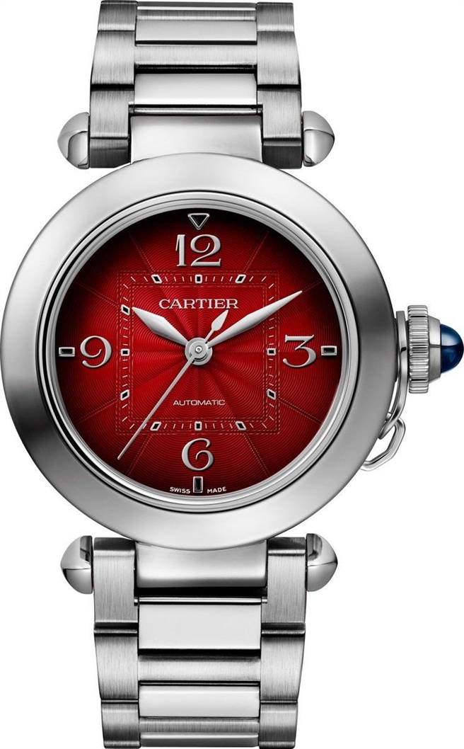 优雅的深红色向来是卡地亚（Cartier）的主题色调，年节主打Pasha de Cartier精钢腕表表径35mm，。（Cartier提供）