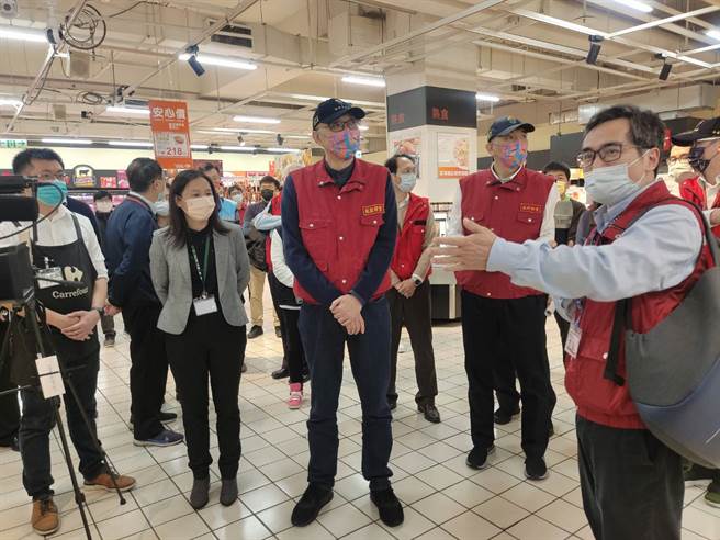 新北市副市長謝政達率市府消防局及工務局、衛生局、經發局、環保局及消保官等局室組成公共安全聯合稽查小組，擇定三重區家樂福量販店進行公安、食安及防疫措施之聯合稽查，以維護消費者公共安全、食品安全，並落實防疫相關措施。(新北市消防局提供)