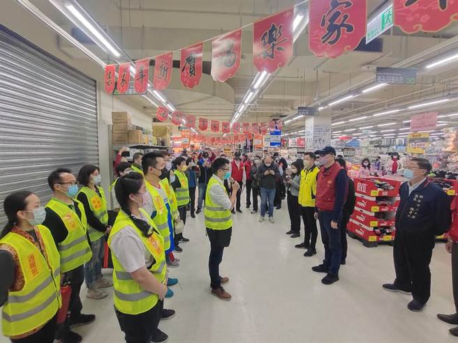 新北市副市長謝政達率市府消防局及工務局、衛生局、經發局、環保局及消保官等局室組成公共安全聯合稽查小組，擇定三重區家樂福量販店進行公安、食安及防疫措施之聯合稽查，以維護消費者公共安全、食品安全，並落實防疫相關措施。(新北市消防局提供)