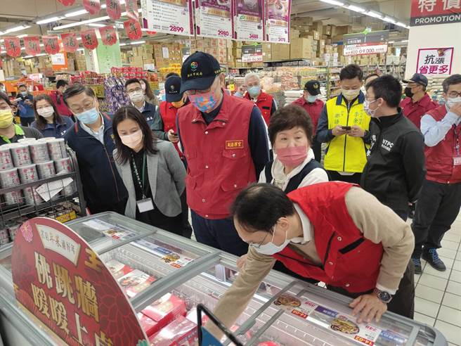 新北市副市長謝政達率市府消防局及工務局、衛生局、經發局、環保局及消保官等局室組成公共安全聯合稽查小組，擇定三重區家樂福量販店進行公安、食安及防疫措施之聯合稽查，以維護消費者公共安全、食品安全，並落實防疫相關措施。(新北市消防局提供)