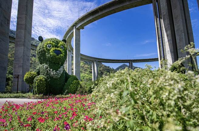 国姓乡「桥耸云天」绿雕园区，春节假期免费入园。（南投县政府提供／廖志晃南投传真）