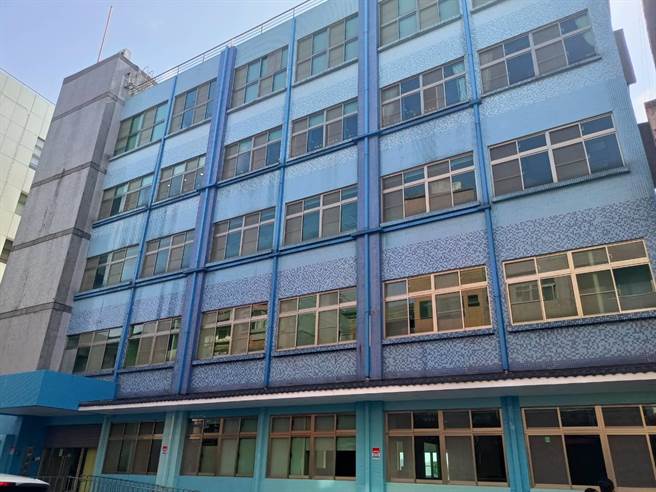 市府將淡水舊公所大樓規畫成公益大樓，未料三樓空間去年5次流標，體育處返還空間，財政局表示，各局處將可於3月申請廳舍空間，後續由府內平台決議規畫，圖為淡水舊公所目前外觀。（戴上容攝）