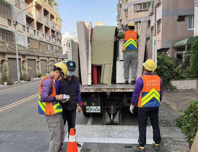領有身心障礙手冊的台南市政府環保局永康區清潔員魏銘宏（左一），年紀輕輕就一肩扛起家計。（環保局提供／洪榮志台南傳真）