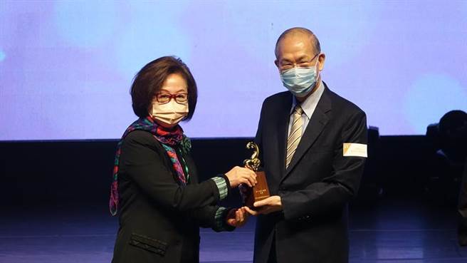 （公共電視文化事業基金會董事長陳郁秀(左)頒發金獎予財團法人沈春池基金會董事長林克銘(右)。圖／財團法人沈春池基會提供）
