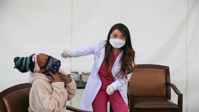 《战痘医师》第3季由「战痘医师」珊卓拉李解决病患疑难杂症。（myVideo提供）