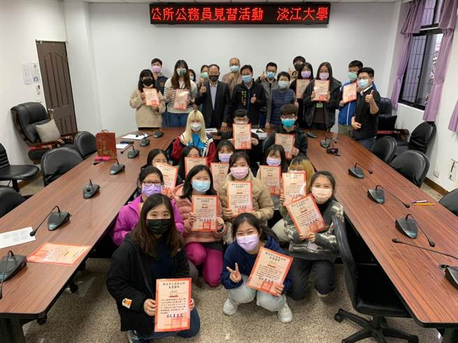 三芝公所首办公务员体验活动，淡江大学20位学子直呼：当公务员不容易！（三芝区公所提供／戴上容新北传真）