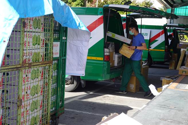 台東郵局及各大物流業近日湧入大量鳳梨釋迦包裹，造成物流大塞車。（蔡旻妤攝）